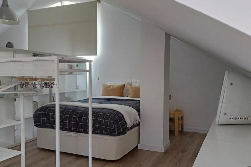 1 dormitorio blanco con 1 cama y escalera en Salitre Málaga Center, en Málaga