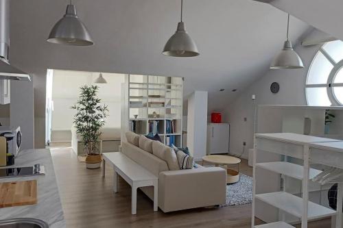 una sala de estar con un sofá y una mesa en Salitre Málaga Center, en Málaga