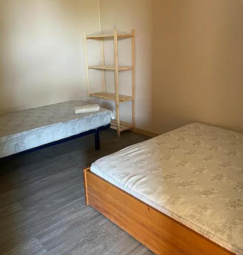 Pokój z 2 łóżkami i półką na książki w obiekcie Logis des travailleurs w mieście Sormery