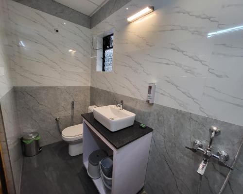 een badkamer met een wastafel en een toilet bij Sand Tent Beach House PALOLEM in Canacona