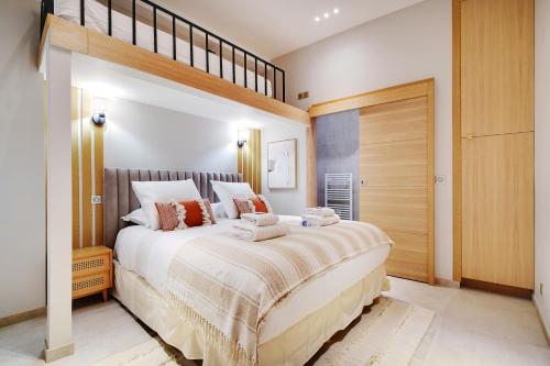 Gallery image of Superbe appartement- 7P- Sacré Coeur Ramey I in Paris