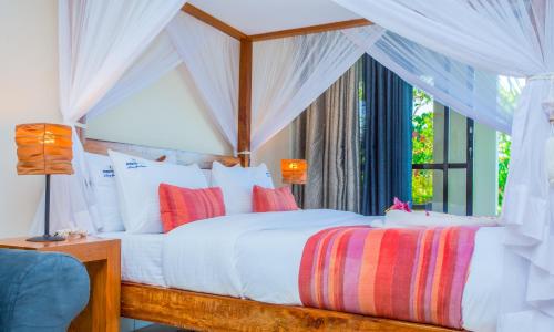 Postel nebo postele na pokoji v ubytování Mzima Beach Residences - Diani Beach