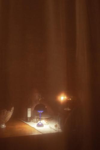 a table with a lamp in the middle of a room at LASPI / PETRES in Pefkali