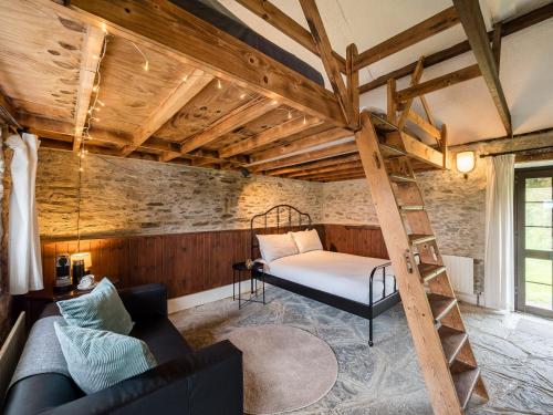 1 dormitorio con litera y escalera en Ventry Farm - Rainbow Cottage, en Ventry