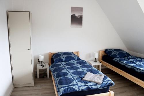 um quarto com 2 camas e um espelho em Two and three Bedroom Apartments in Remscheid em Remscheid