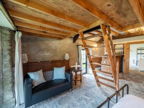 une chambre avec un canapé et un escalier dans une maison dans l'établissement Ventry Farm - Seaside Cottage, à Ventry