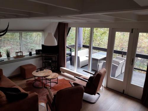 ein Wohnzimmer mit einem Sofa und einem Tisch in der Unterkunft Vakantiehuisje familytime - Chalet 122 in Durbuy