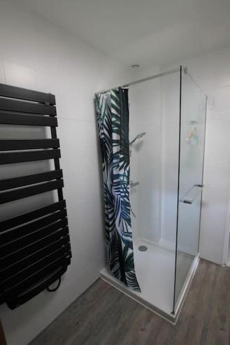 - une cabine de douche en verre avec un miroir dans l'établissement Maison 6 personnes à 100m de la plage Bonne Source, à Pornichet