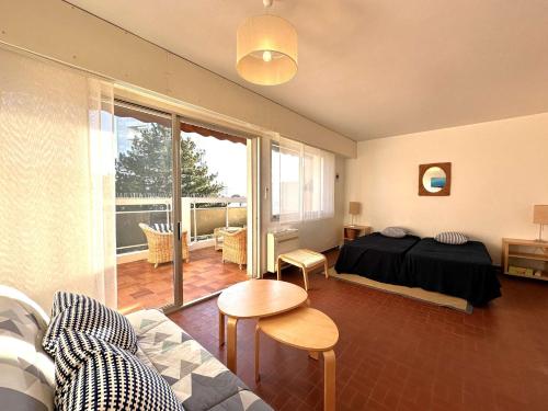 una camera con letto e un soggiorno di HYEDAV Studio climatisé pour 4 personnes à 50 m de la plage - Les Salins d'Hyères a Les Salins dʼHyères