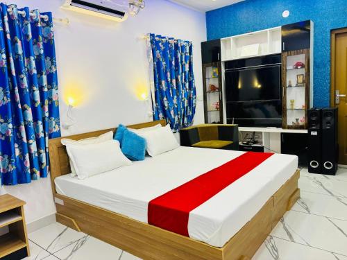 1 dormitorio con 1 cama y TV en una habitación en Marari La Rose Beach Homestay, en Mararikulam