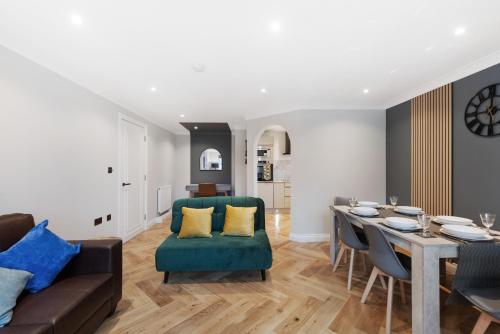 A seating area at Spacious Stunning Flat near Heathrow and Central London