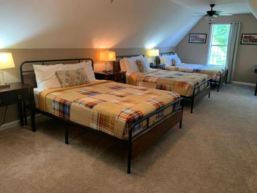 1 dormitorio con 3 camas y 2 mesas y lámparas en Large Cordova with Jetted Tub Near Interstate 40, en Lenow
