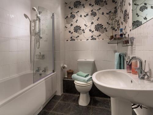 a bathroom with a sink and a toilet and a bath tub at 2 Bed in Starnthwaite LCC35 in Crosthwaite