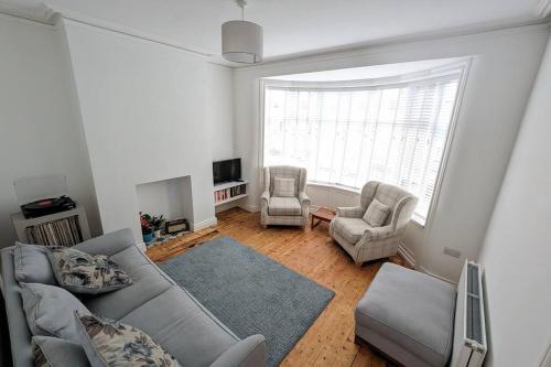 uma sala de estar com um sofá e duas cadeiras em Charming Character House in Beautiful Neighborhood em Belfast