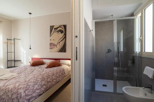 陶爾米納的住宿－TaoEtna Guest House, Taormina，一间卧室配有一张床、淋浴和盥洗盆
