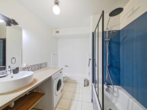 ein Badezimmer mit einem Waschbecken und einer Waschmaschine in der Unterkunft Prague - 10min de Disneyland Paris Parking privé in Montévrain