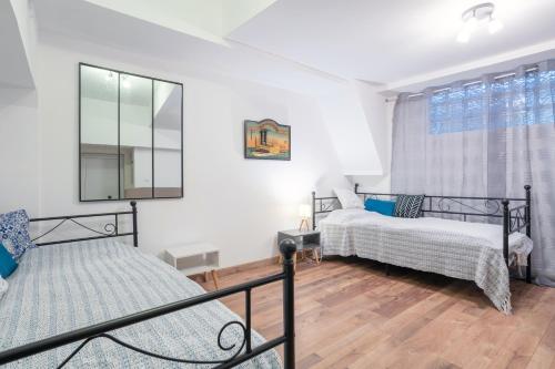 1 Schlafzimmer mit 2 Betten und einem Fenster in der Unterkunft Appartement 4 pers 400m de la plage in Le Guilvinec