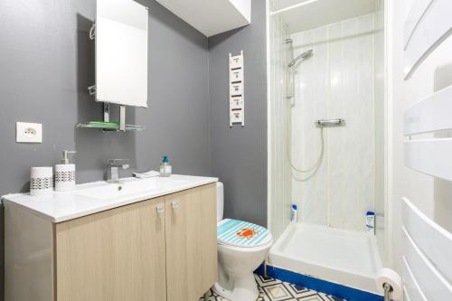 ein Bad mit einem WC, einem Waschbecken und einer Dusche in der Unterkunft Appartement 4 pers 400m de la plage in Le Guilvinec