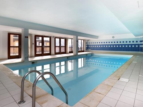une grande piscine avec de l'eau bleue dans l'établissement A006- Appartement 2 pieces 4 personnes, à Orcières