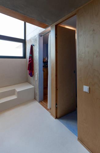 a room with a door and a room with a window at LASPI / PETRES in Pefkali