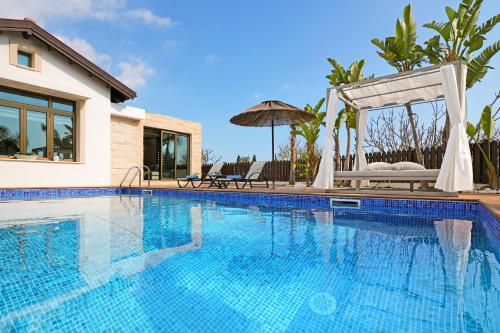 uma piscina em frente a uma casa em Villa Lara - 3bed Bangalow with Large Pool em Agia Napa