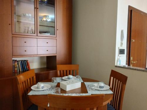 einen Esstisch und Stühle mit einer Schachtel darauf in der Unterkunft Aurelia - Apartment Begonia in Rom