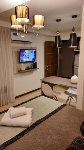 MODERNO MONOAMBIENTE CALIDAD SUPERIOR في صنتشيلس: غرفة معيشة مع طاولة وغرفة طعام