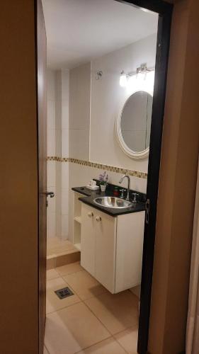MODERNO MONOAMBIENTE CALIDAD SUPERIOR في صنتشيلس: حمام صغير مع حوض ومرآة