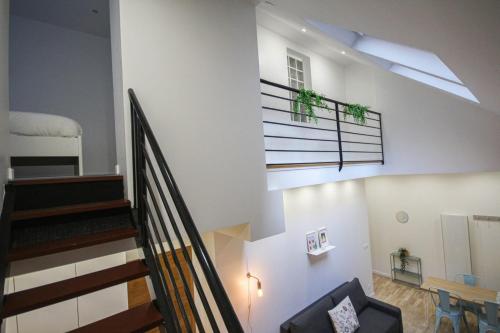 eine Treppe in einem Wohnzimmer mit Sofa in der Unterkunft Lille Centre - Nice, cozy and functional ap. in Lille