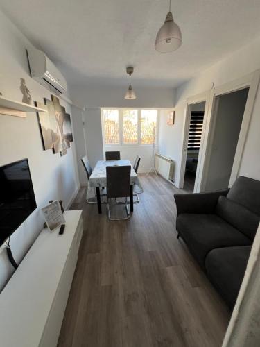 sala de estar con sofá y mesa en Apartamento en Zaragoza junto a la Estación Delicias en Zaragoza