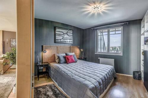Un dormitorio con una cama grande y una ventana en Charming Castle View Suite With Giant Balcony, en Budapest