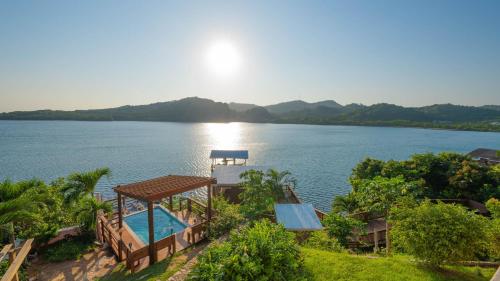 Casa con vistas al lago en El Palacio Rosa on Blue Lagoon 3BR Beachfront Suite on pristine & quiet bay w incredible views, en Arrozal