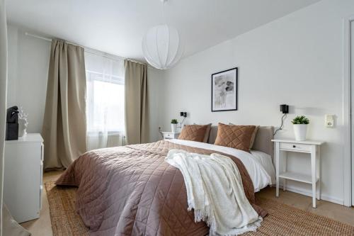 Un dormitorio con una cama con una manta. en Sodermalm Hideaway Haven, en Estocolmo