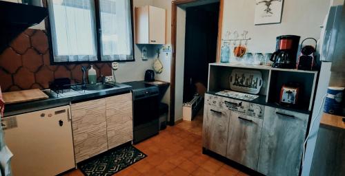 Una cocina o cocineta en Le Nopal Bleu