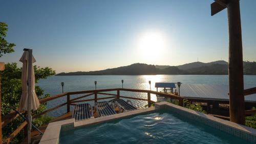 una piscina con vistas al agua en El Palacio Rosa on Blue Lagoon 2BR Beachfront Suite on pristine & quiet bay w incredible views en Arrozal