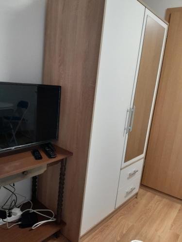 Zimmer mit einem TV und einem weißen Schrank in der Unterkunft levinja in Izola