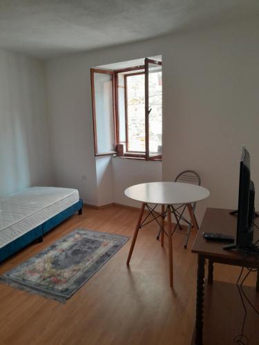 Zimmer mit einem Bett, einem Tisch und einem Schreibtisch in der Unterkunft levinja in Izola