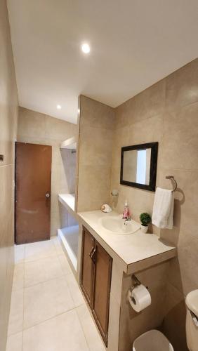 谷安東的住宿－El Zumbito，浴室配有盥洗盆、卫生间和浴缸。