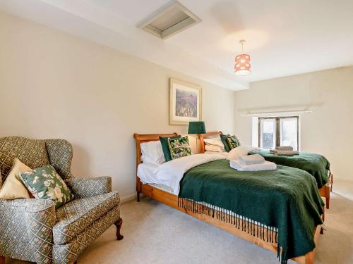 um quarto com 2 camas e uma cadeira em 2 Bed in Richmond 91350 em Easby