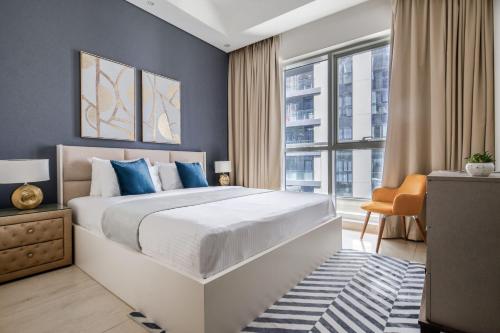 um quarto com uma cama grande e paredes azuis em Frank Porter - Mon Reve no Dubai