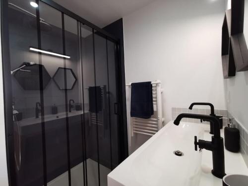 une salle de bain avec un lavabo blanc et une douche dans l'établissement Soleil poudré appartement 1 chambre, pièce de vie climatisée, parking, terrasse, à Villeneuve-lès-Avignon