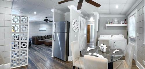 una cucina e un soggiorno con tavolo e frigorifero di Comfortable Cottage on the Blue Mile - Close to GSU! a Statesboro