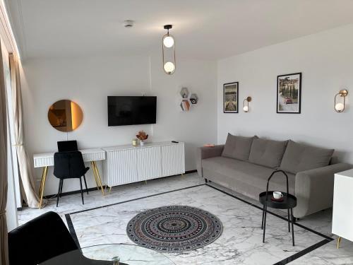a living room with a couch and a tv at MOVEEN! Wynajem apartamentów we Wrocławiu! 10 minut od centrum in Wrocław