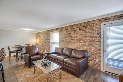 Ruang duduk di Eagle's Nest - Spacious Loft Downtown - Near GSU
