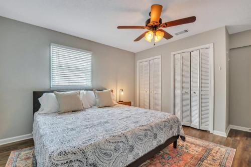 Katil atau katil-katil dalam bilik di Eagle's Nest - Spacious Loft Downtown - Near GSU