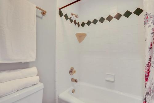 Bilik mandi di Eagle's Nest - Spacious Loft Downtown - Near GSU