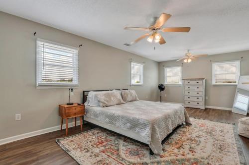 een slaapkamer met een bed en een plafondventilator bij Eagle's Nest - Spacious Loft Downtown - Near GSU in Statesboro