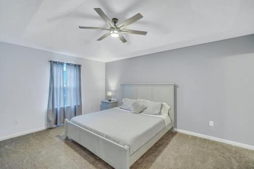 biała sypialnia z wentylatorem sufitowym i łóżkiem w obiekcie GATA Suite - Quiet neighborhood 10 minutes to GSU w mieście Statesboro