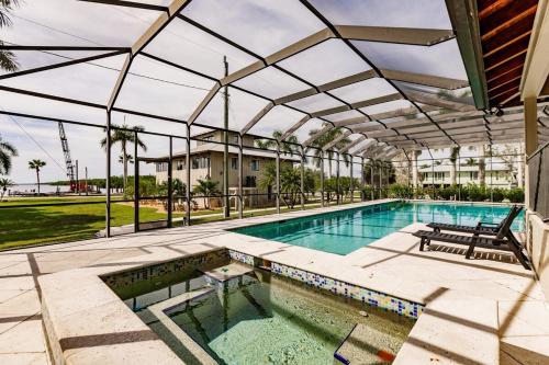 una piscina cubierta con una sombrilla. en Lostman's Lodge - Everglade City, Sunset View Pool & Hot Tub, en Everglades