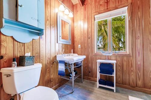 y baño con aseo y lavamanos. en Lostman's Lodge - Everglade City, Sunset View Pool & Hot Tub, en Everglades
